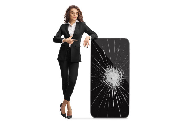 女商人指着一个屏幕破裂的智能手机图片下载