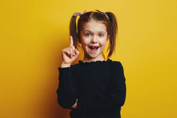 聪明可爱的女孩有一个好主意，张开嘴指着上面图片下载