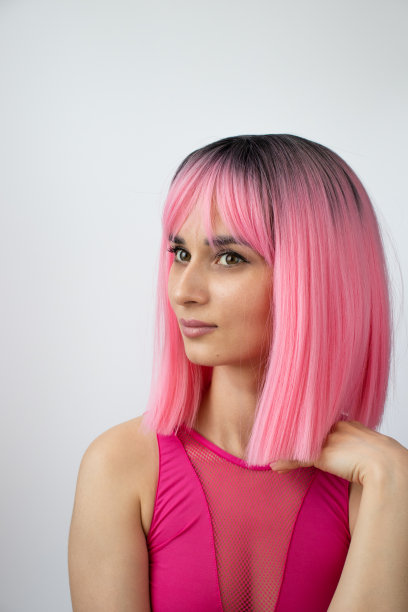 女孩的肖像与粉红色的头发在粉红色的运动上衣。图片下载