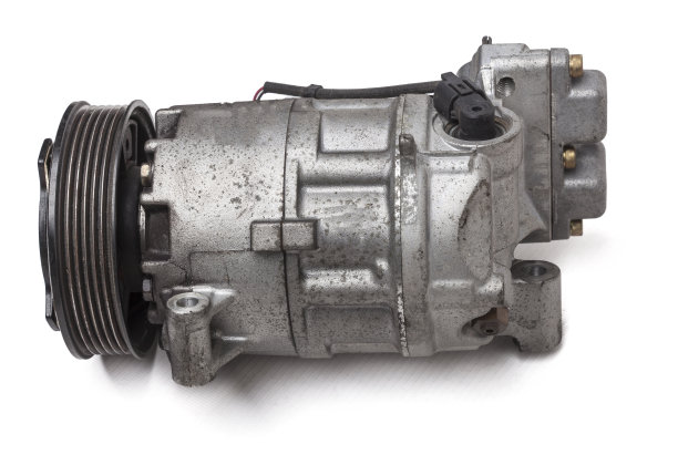 金属汽车空调压缩机，用于在白色背景上冷却汽车内部。废旧汽车发动机零件的概念来自垃圾场图片下载