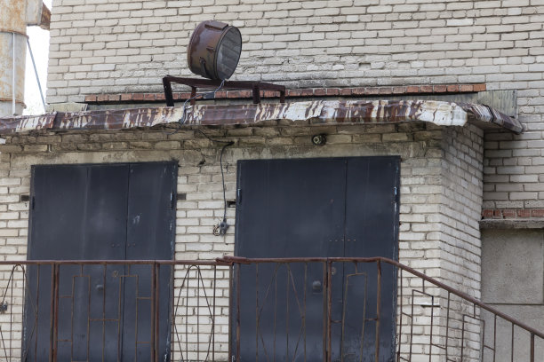 生锈的灯悬挂在屋顶-屋顶旧聚光灯库存照片，免版税的照片和图像图片下载