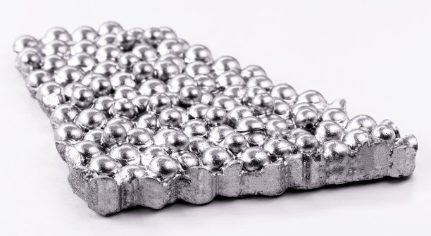 钴矿，一种与铁和镍有关的金属化学元素。用于工业。创造一种叫做合金的物质。图片下载