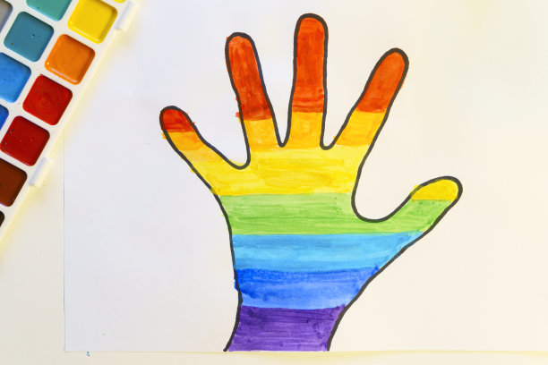 人的手画在纸上，用彩虹的各种颜色的水彩画图片下载
