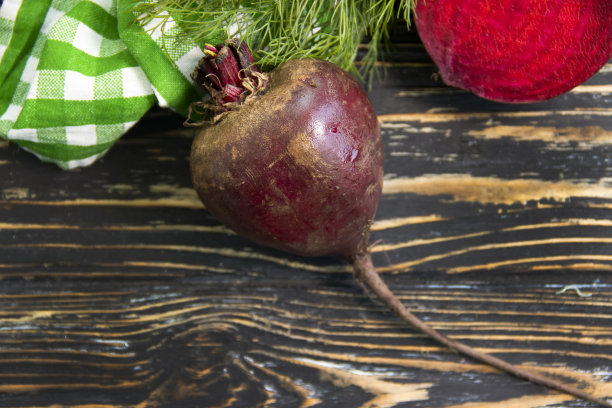 整根甜菜放在木制背景上图片下载