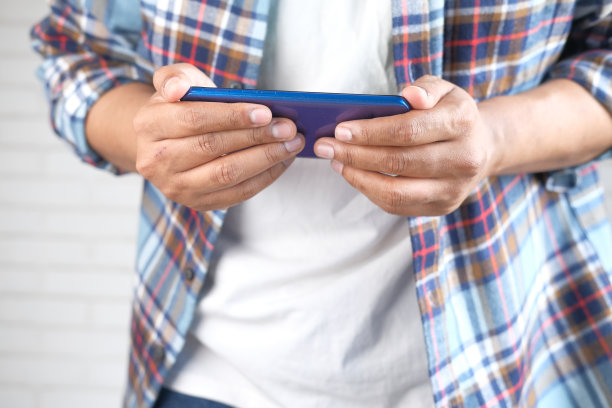 近距离的年轻人用智能手机玩游戏图片下载