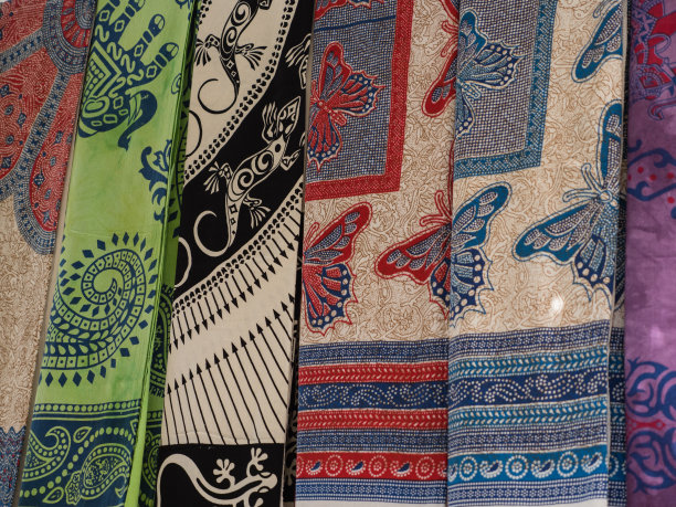 市场摊位上出售的彩色毛巾图片下载