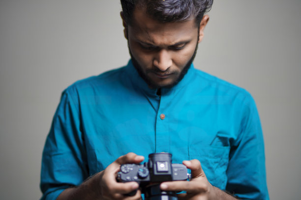 摄影师与相机在白色的背景。图片下载