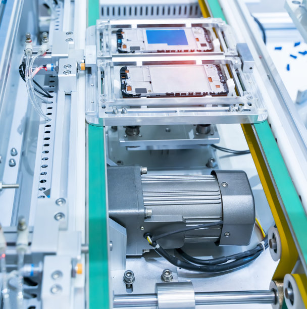 智能机器配合手机工作，智能工业4.0理念。图片下载