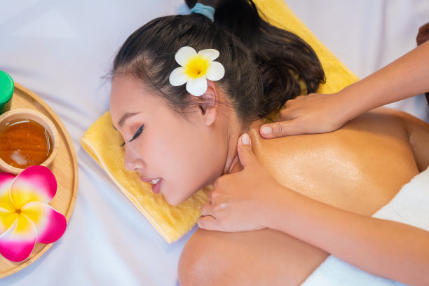 关闭的手做芳香精油按摩在一个美丽的女人在泰国温泉芳香疗法图片下载