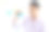 一个年轻的科学家拿着科学玻璃烧瓶和蓝色液体在一个实验室图片下载