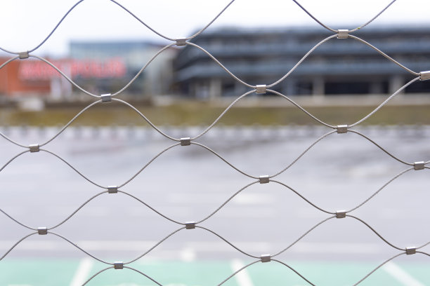 工业围栏网。铁丝栅栏，防护格栅图片下载