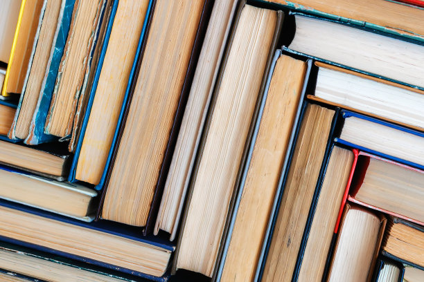 一幅俯视图的旧书图案。坚实的背景图片下载