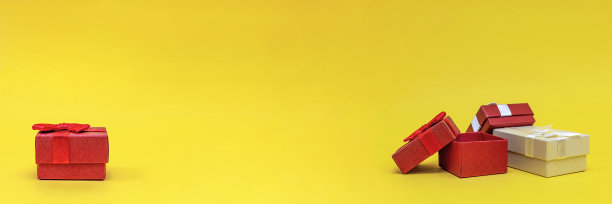 礼品盒上的黄色背景，横幅。红色的礼品盒，打开的盒子。印刷的明信片，带有文字位置的横幅。全景照片，大尺寸，空白空间祝贺或设计图片下载