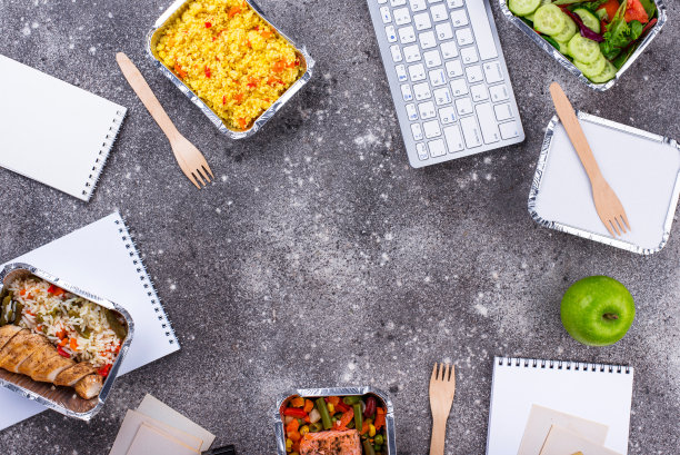 办公室午餐时间。食品外卖图片下载