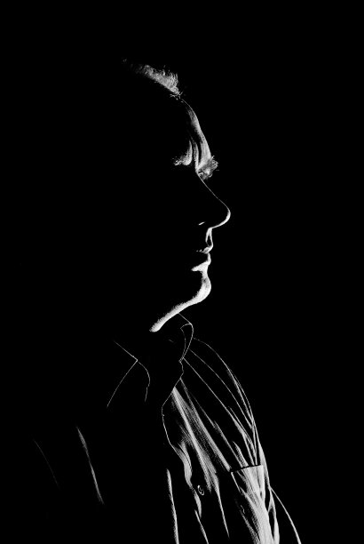 一个白人男子的肖像(低调，脸部轮廓)-黑人和白人图片下载