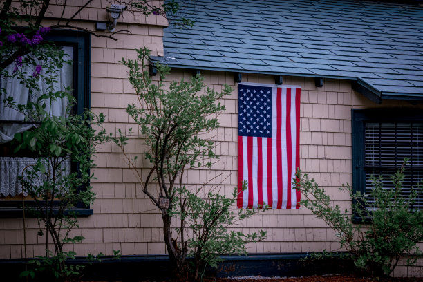 建筑物上的美国国旗图片下载