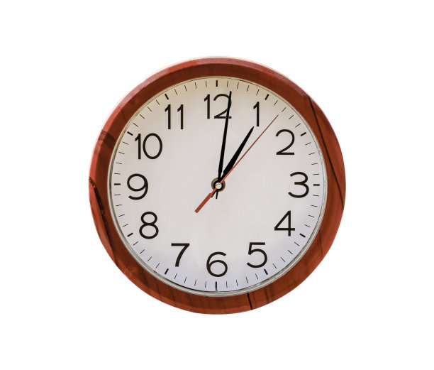 又旧又脏的挂钟，孤立在白色背景上。带有剪切路径的对象。图片下载