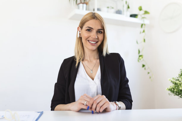 这是一位女商人坐在办公桌前进行视频通话的照片。一个迷人的年轻女子用她的笔记本电脑在家里打视频电话的剪影图片下载