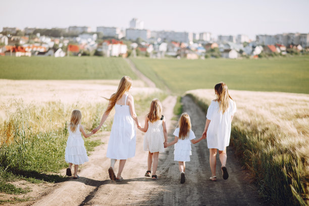 母亲和女儿在秋天的田野里玩耍图片下载