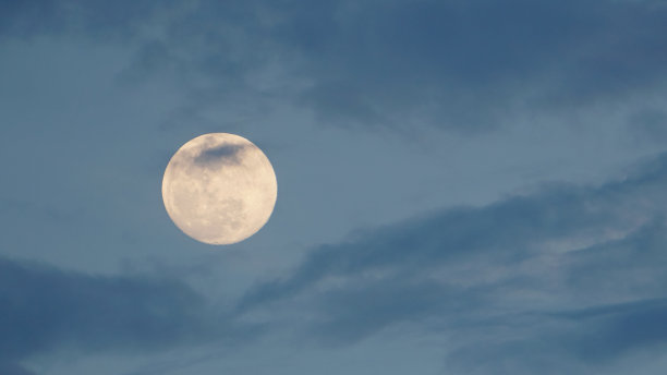 美丽的满月是月亮的一个阶段，当月亮在夜晚从地球上被照亮时发生。图片下载