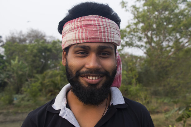 印度农民微笑的特写图片下载