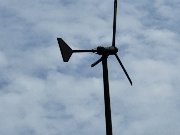 石头基础和池塘的风车。图片下载