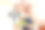 特写镜头记录了退休的成熟男子烹饪和为社交媒体平台制作视频直播。退休的网红在自家厨房里制作视频内容图片下载