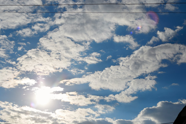 蓝色的天空与云和太阳炎热的天气照片图片下载
