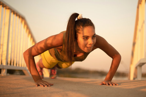 女运动员做俯卧撑。图片下载