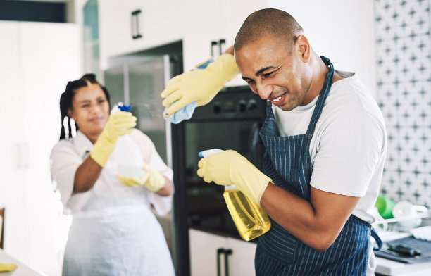 这是一对年轻夫妇在打扫房间时嬉戏的照片图片下载