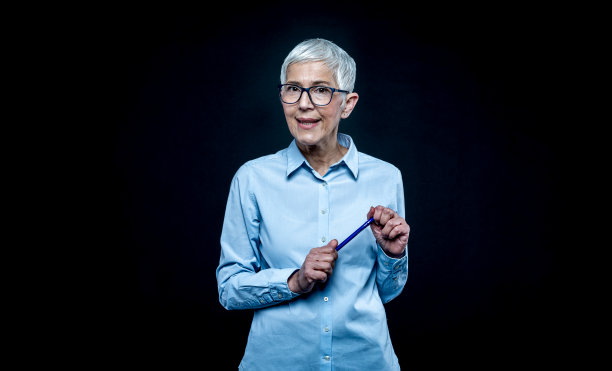 有经验的教师教学。商业女人解释。企业教练。图片下载