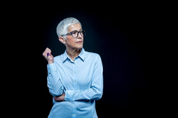 有经验的教师教学。商业女人解释。企业教练。图片下载