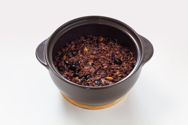 香菇、杂粮、枣、松子营养火锅饭。孤立在白色背景上。图片下载