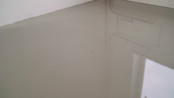 新房间采用自流平地板。一个新的自流平地板倒进房间图片下载