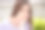 肖像发愁的年轻妇女与抑郁症与头在户外的手图片下载