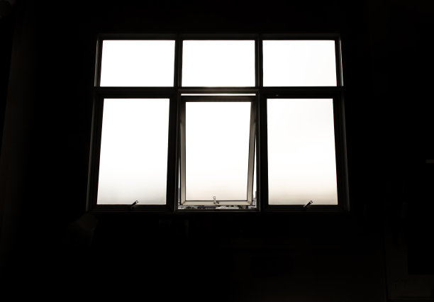 大玻璃窗的轮廓在黑色背景上形成框架。图片下载