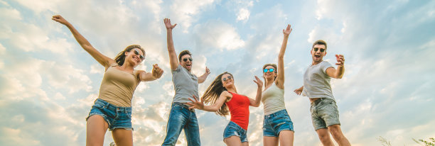 快乐的朋友在云的背景上跳跃图片下载