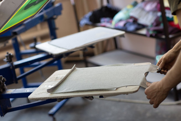 在制衣厂准备印刷和应用布料丝印工艺。图片下载