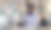 这是一个年轻商人晚上在办公室工作时使用手机的照片图片下载