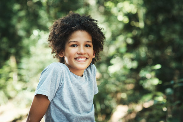 一个十几岁的男孩在夏令营中享受大自然的乐趣图片下载
