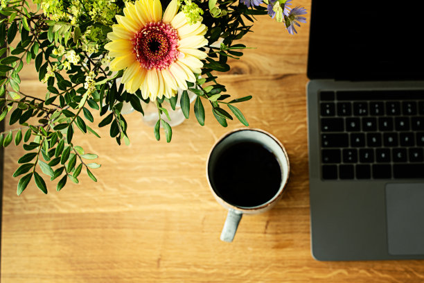 夏日氛围和家庭办公室的咖啡图片下载