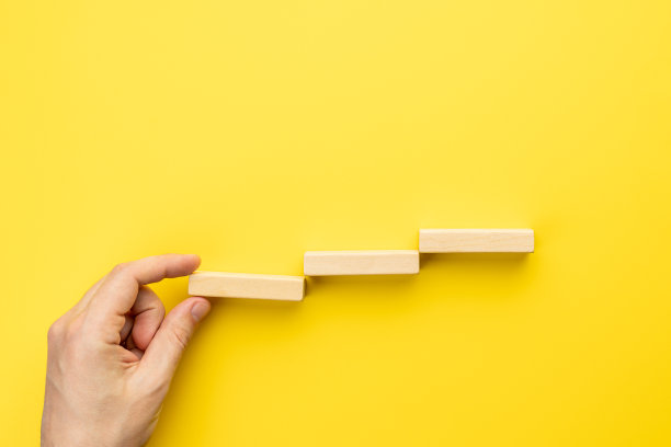 黄色背景的木砖楼梯。以上的观点。抽象的创造性的楼梯。业务策略的概念。成就的概念图片下载