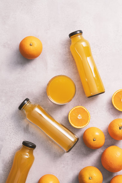 厨房台面上有橙汁和橙子图片下载