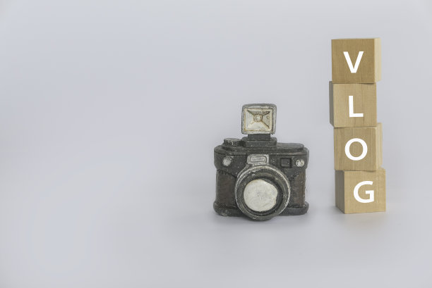 Vlog概念与相机和一堆木制立方体写Vlog。图片下载
