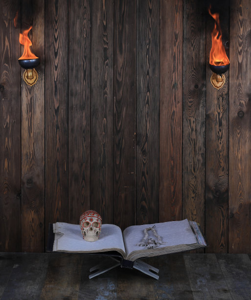 古代打开的书与头骨的木制背景图片下载