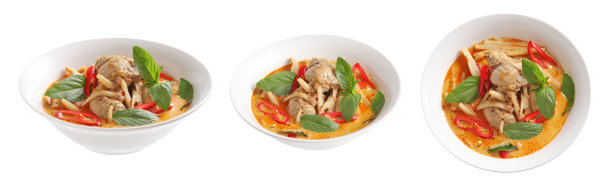 泰式鸡肉和咖喱竹笋在陶瓷碗孤立在白色的背景图片下载