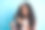 美丽闪亮的非洲女人的照片穿粉红色的t恤看手手臂头发直发孤立的蓝色背景图片下载