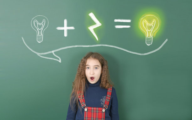 一个青春期前的女孩站在粉笔画的灯泡后面图片下载