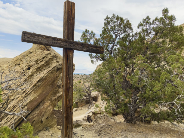 在一个阳光明媚的夏天的照片系列在科罗拉多西部干旱的高沙漠徒步木制十字架的观点图片下载