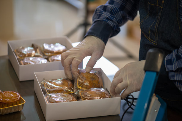 自制月饼准备好后放入塑料袋套入纸盒图片下载